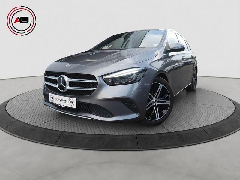 Grau Gebraucht 2019 Mercedes B250 Urban Van / Kleinbus | 25.900 € (Fairer Preis) - Bild 1/4