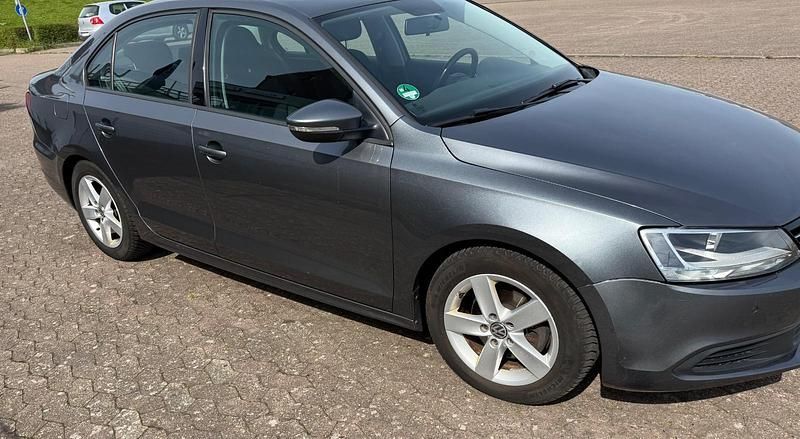 Second-hand VW Jetta 140 CP (102 kW) 2011 Argintiu Berlinǎ