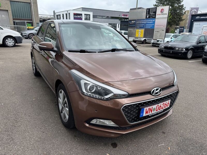 Braun Gebraucht 2015 Hyundai i20 Style Limousine | 9.500 € (Fairer Preis) - Bild 1/4