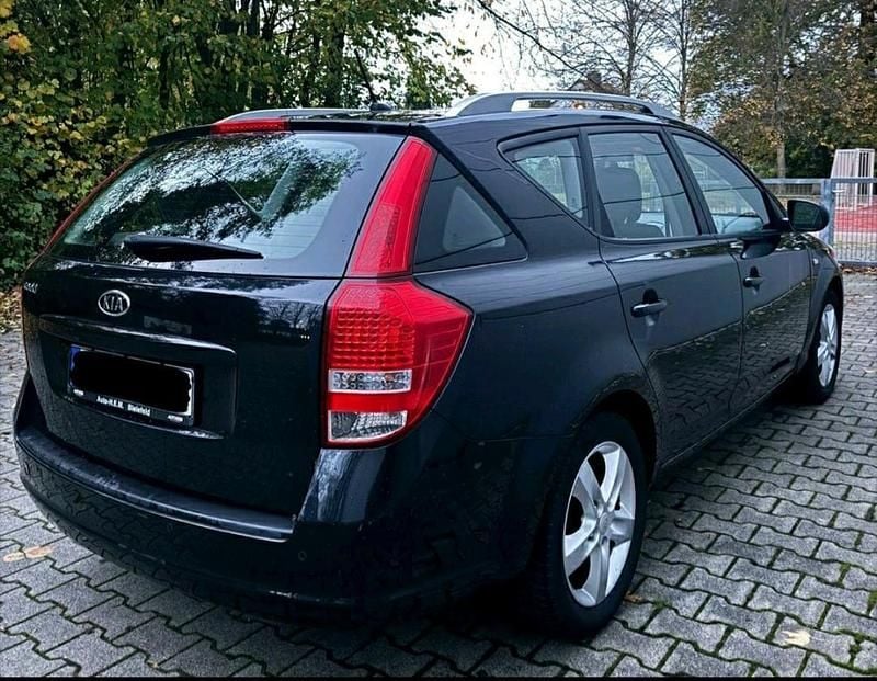 Używany Kia Ceed 135 KM (99 kW) 2010 Czarny Hatchback