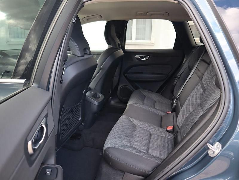 Gebraucht Volvo XC60 Core 197 PS (144 kW) 2023 Denim blue SUV