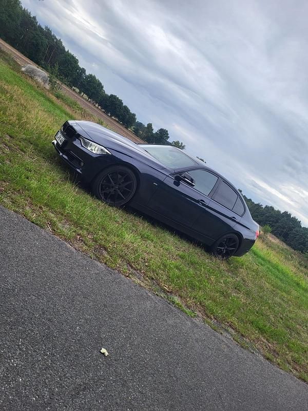 Blau Gebraucht 2012 BMW 328 Luxury Line Limousine | 13.500 € (Fairer Preis) - Bild 1/4