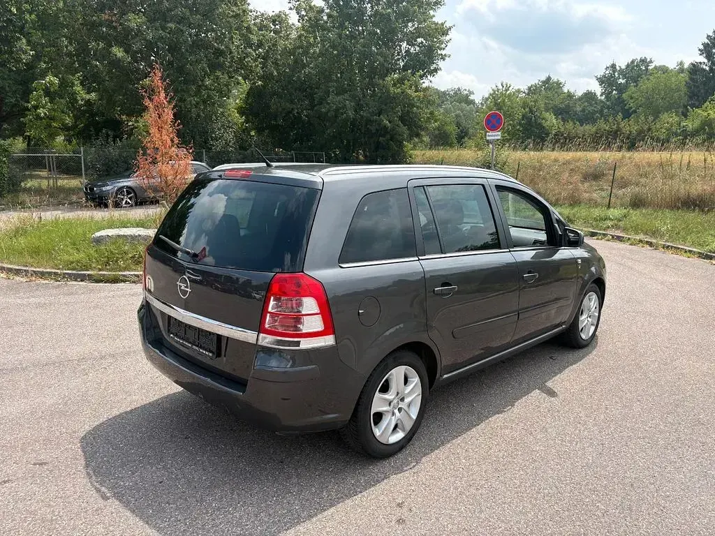 Gebraucht Opel Zafira Edition 125 PS (91 kW) 2011 Grau Van / Kleinbus