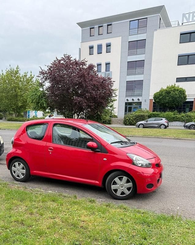 Gebraucht Toyota Aygo 60 PS (44 kW) 2010 Rot Kleinwagen