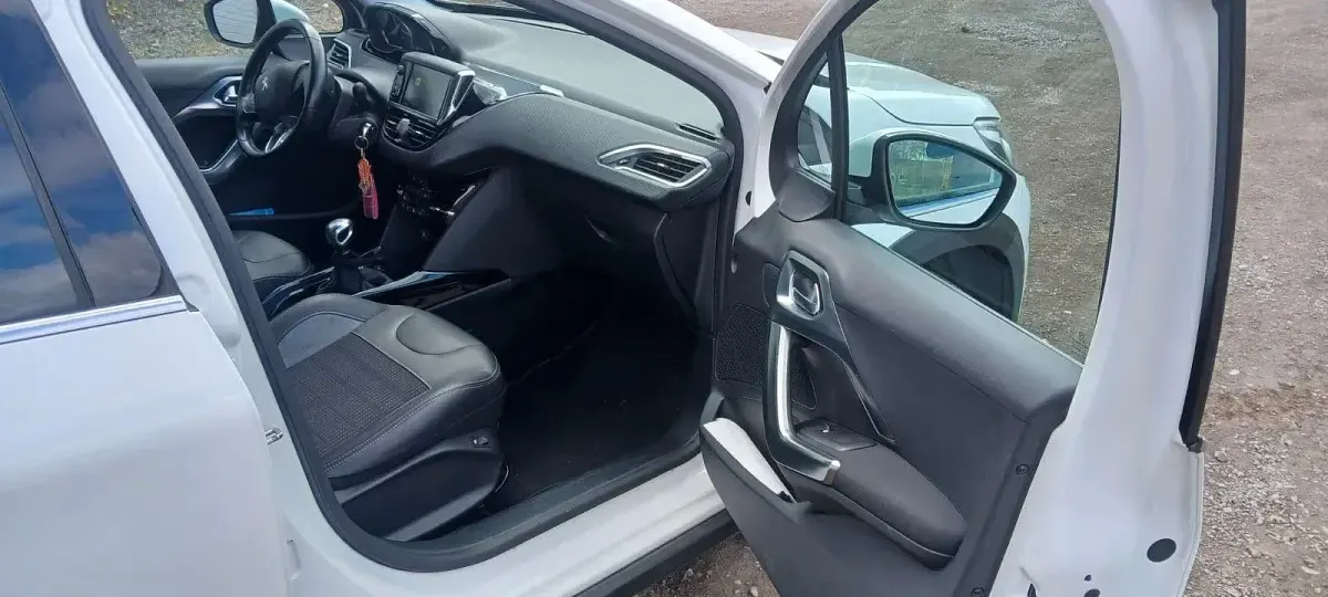Gebraucht Peugeot 2008 Allure 102 PS (75 kW) 2019 Weiß SUV