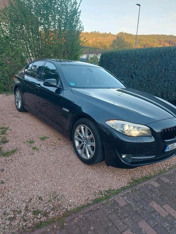 Braun Gebraucht 2011 BMW 520 Limousine | 8.800 € (Guter Preis) - Bild 1/4