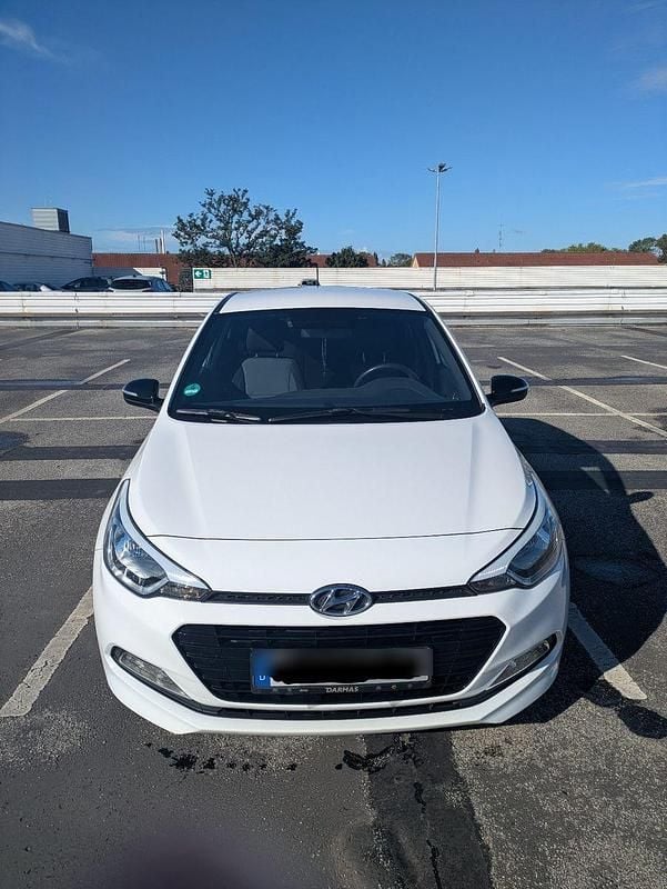 Weiß Gebraucht 2018 Hyundai i20 Active Kleinwagen | 9.999 € (Fairer Preis) - Bild 1/4