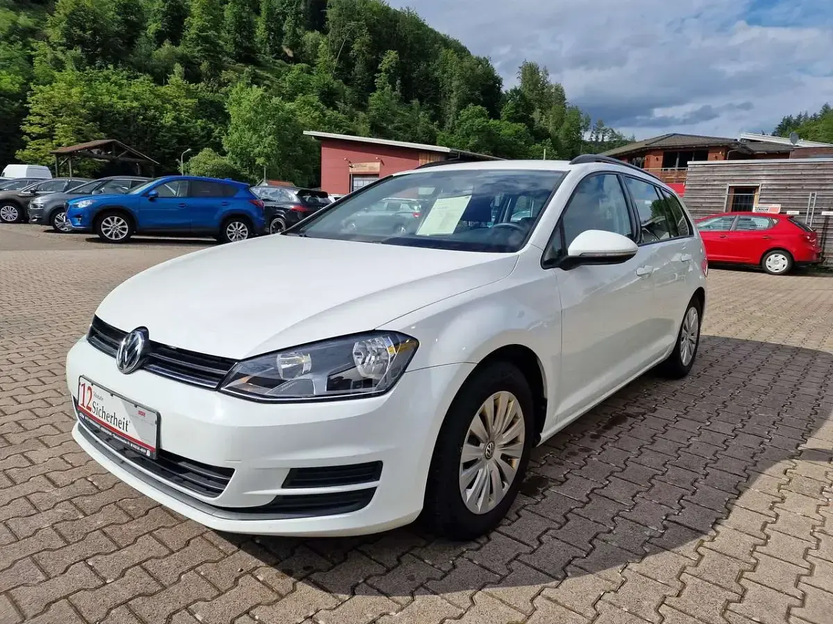 Gebraucht VW Golf VII Trendline 86 PS (63 kW) 2016 Pure white Kombi