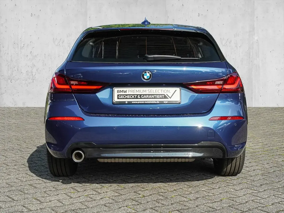Gebraucht BMW 118 Shadowline 136 PS (100 kW) 2024 Phytonicblau Limousine