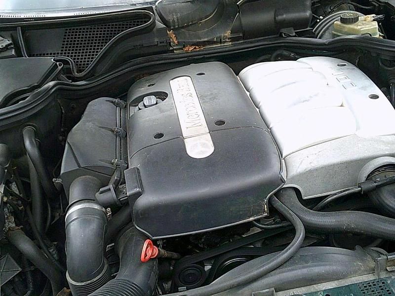 Usata Mercedes E220 Elegance 143 CV (105 kW) 2000 Verde Station wagon