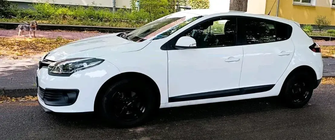 Gebraucht Renault Mégane III Authentique 110 PS (80 kW) 2015 Weiß Kleinwagen