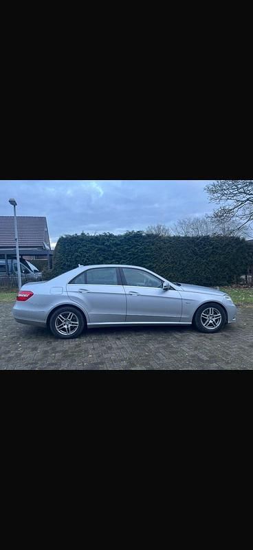 Silber Gebraucht 2011 Mercedes E250 Limousine | 8.200 € (Fairer Preis) - Bild 1/4