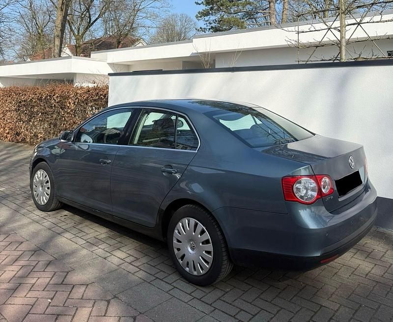 Gebraucht VW Jetta 103 PS (75 kW) 2007 Grau Limousine