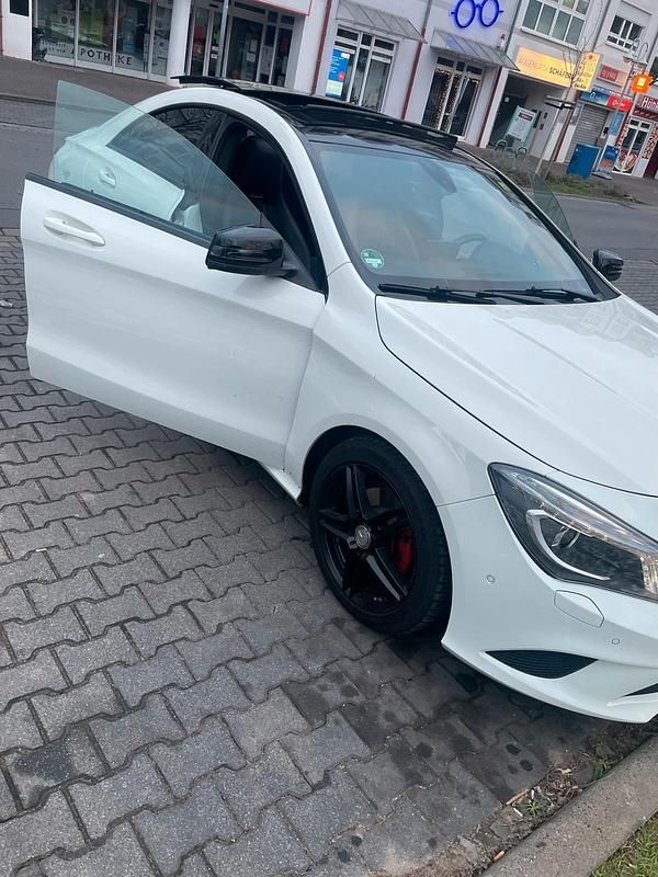 Weiß Gebraucht 2016 Mercedes CLA180 AMG Limousine | 14.000 € (Fairer Preis) - Bild 1/4