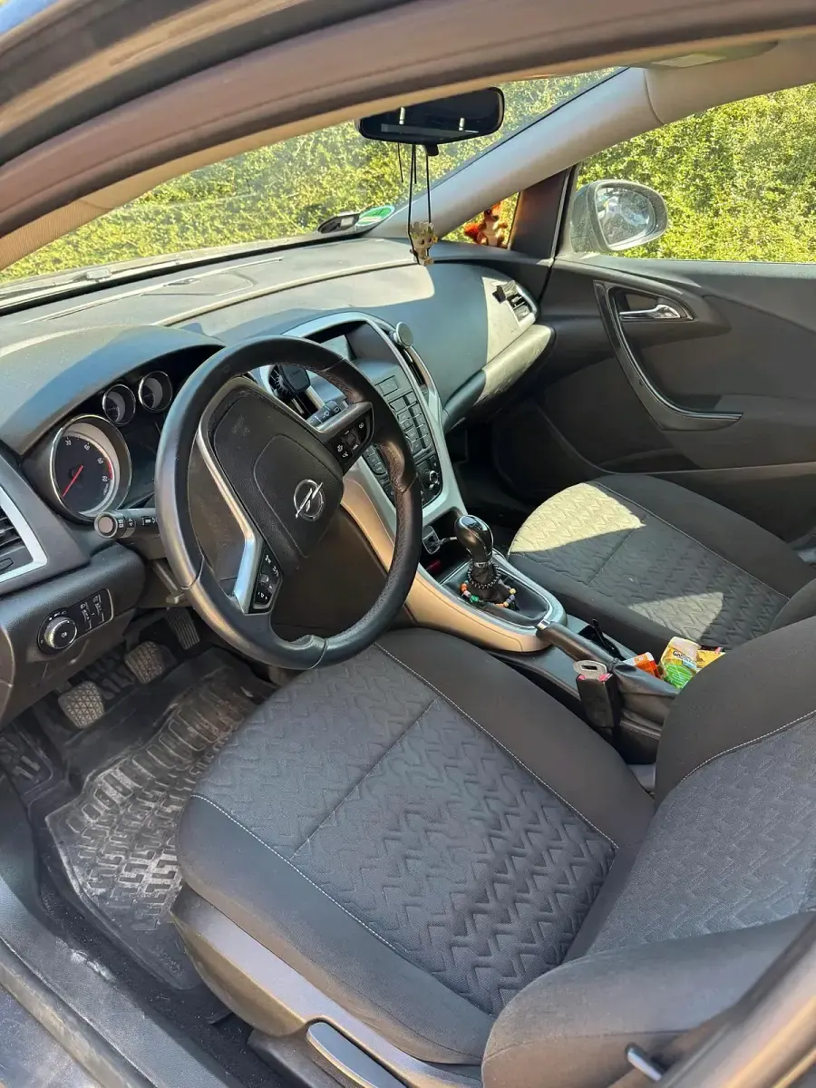 Gebraucht Opel Astra 90 PS (66 kW) 2013 Kleinwagen