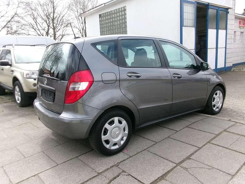 Gebraucht Mercedes A160 90 PS (66 kW) 2011 Mountaingrau  met. Kleinwagen
