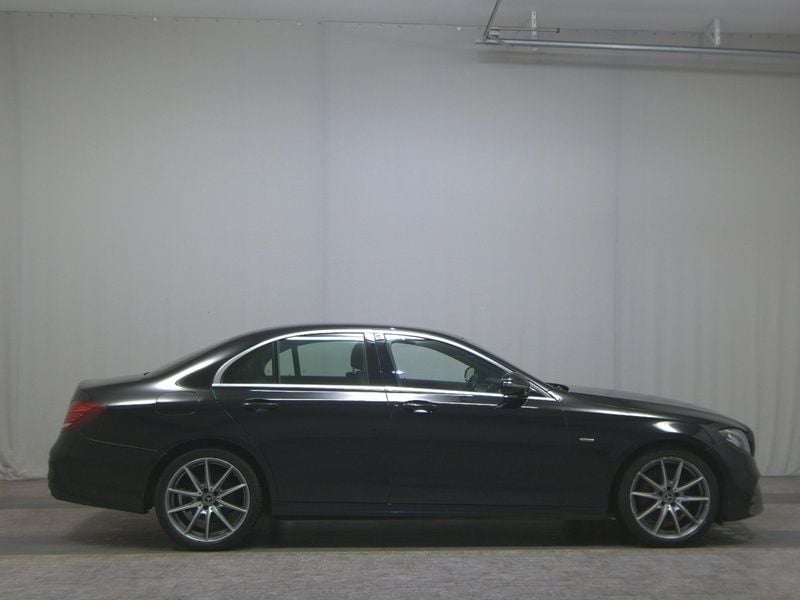 Schwarz Gebraucht 2020 Mercedes E300 AMG line Limousine | 23.980 € (Superpreis) - Bild 1/4