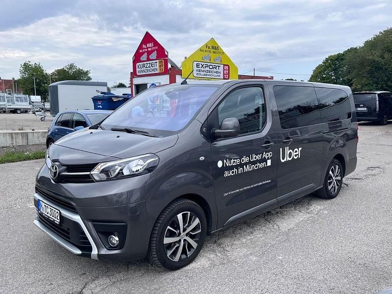 Grau Gebraucht 2024 Toyota Proace Verso Team Kombi | 31.790 € (Guter Preis) - Bild 1/4