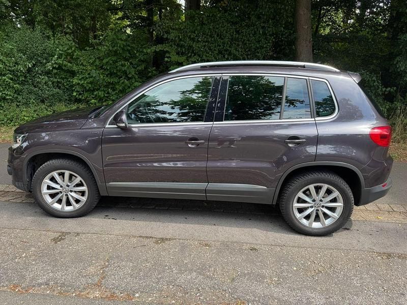 Grau Gebraucht 2015 VW Tiguan LOUNGE SUV | 12.500 € (Superpreis) - Bild 1/4