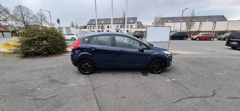 Gebraucht Ford Fiesta 60 PS (44 kW) 2012 Blau Kleinwagen
