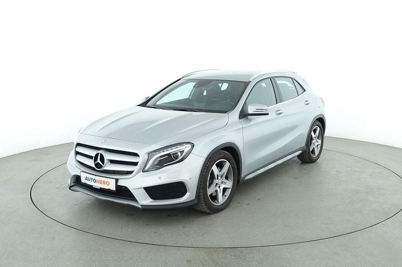 Grau Gebraucht 2015 Mercedes GLA220 AMG line SUV | 19.610 € (Guter Preis) - Bild 1/3
