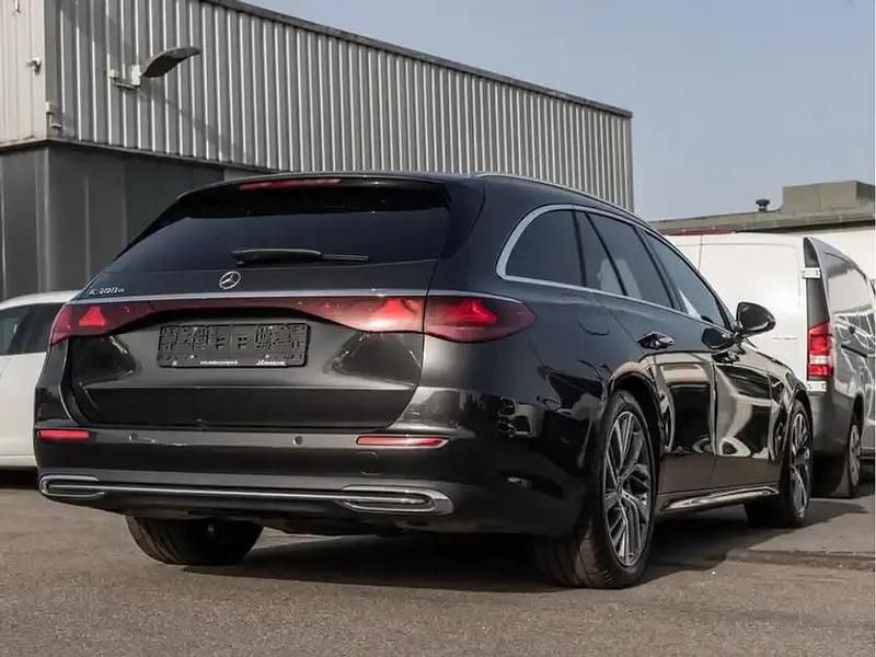 Gebraucht Mercedes E300 Avantgarde 313 PS (230 kW) 2024 Grau graphitgrau metallic Kombi