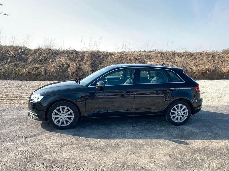 Schwarz Gebraucht 2016 Audi A3 Ambiente Limousine | 11.700 € (Guter Preis) - Bild 1/4