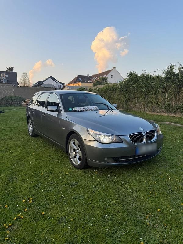 Gebraucht BMW 530 235 PS (172 kW) 2009 Silber Kombi