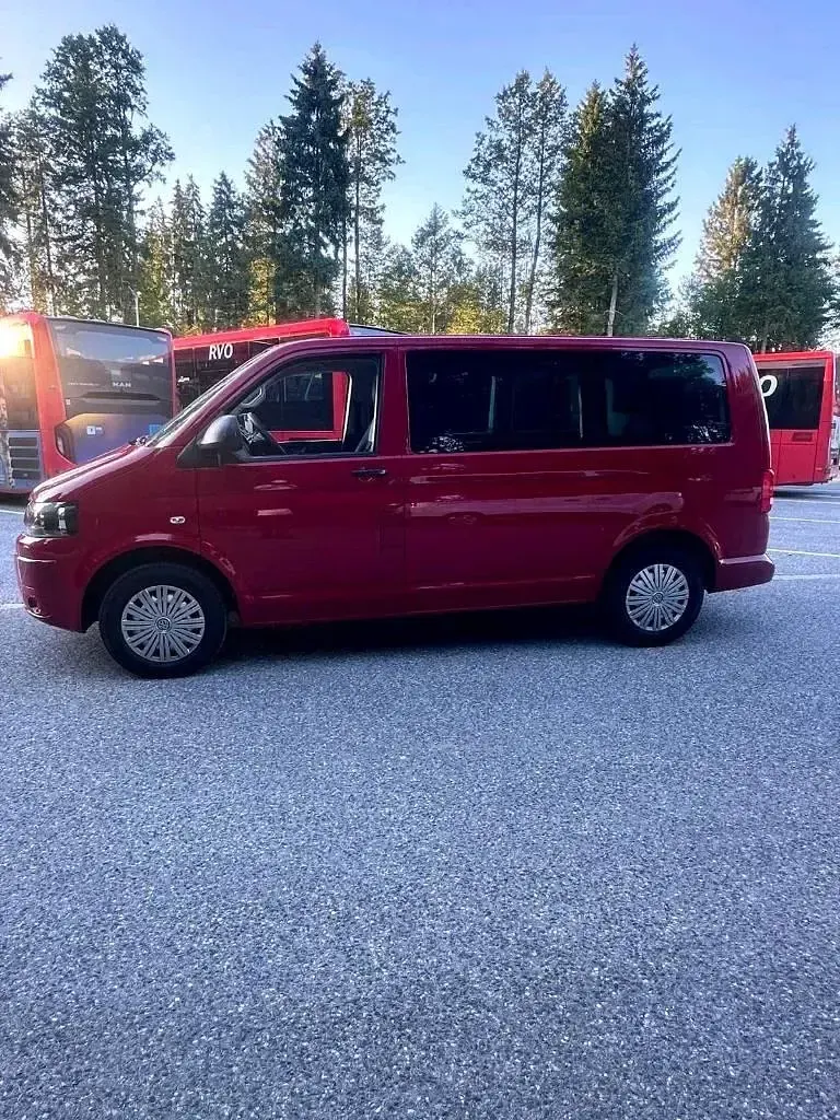 Gebraucht VW Multivan 101 PS (74 kW) 2014 Rot Van / Kleinbus