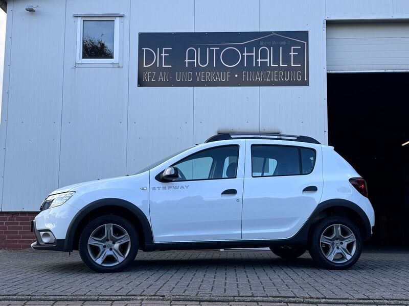 Weiß Gebraucht 2017 Dacia Sandero Stepway Ambiance Kleinwagen | 7.557 € (Fairer Preis) - Bild 1/4