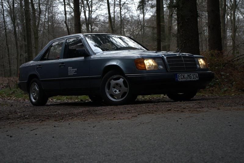 Blau Gebraucht 1989 Mercedes E230 Limousine | 10.000 € - Bild 1/4
