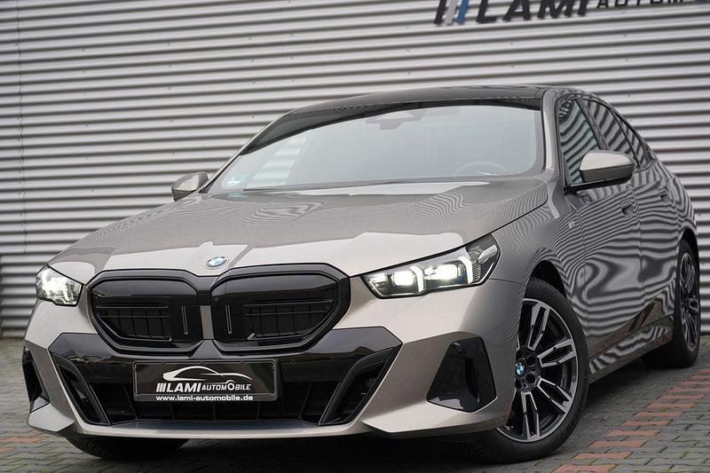 Oxidgrau ii metallic Gebraucht 2024 BMW 520 M Sport Limousine | 54.999 € (Teuer) - Bild 1/4