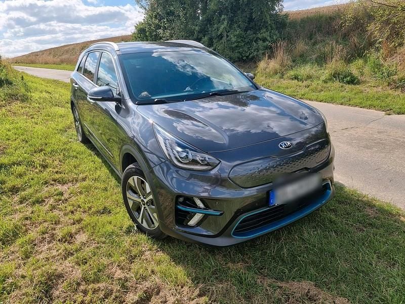 Grau Gebraucht 2020 Kia e-Niro 2 SUV | 20.750 € (Guter Preis) - Bild 1/4