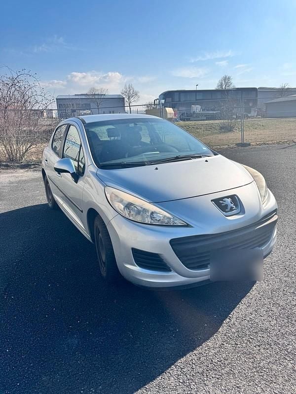 Gebraucht Peugeot 207 95 PS (69 kW) 2010 Silber Limousine