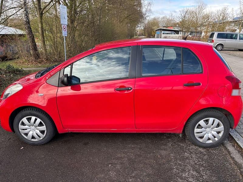 Gebraucht Toyota Yaris 69 PS (50 kW) 2010 Rot Kleinwagen
