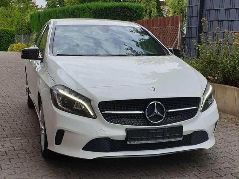 Weiß Gebraucht 2015 Mercedes A180 Urban Limousine | 14.400 € (Fairer Preis) - Bild 1/4