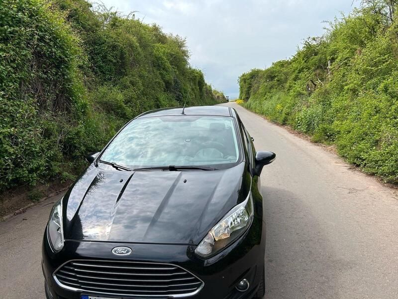 Schwarz Gebraucht 2015 Ford Fiesta Kleinwagen | 6.800 € (Fairer Preis) - Bild 1/4