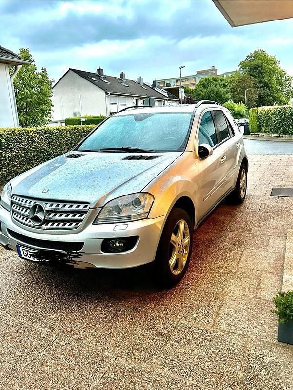 Grau Gebraucht 2006 Mercedes ML280 SUV | 12.500 € - Bild 1/4