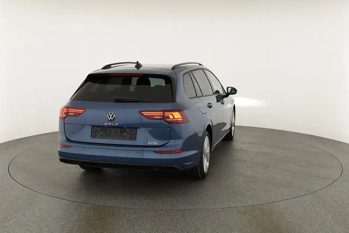 Neu VW Golf VIII Life 150 PS (110 kW) 2026 Anemonenblau metallic Kombi