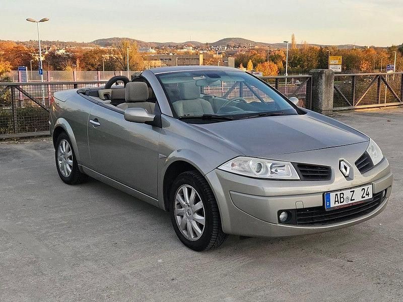 Grau Gebraucht 2007 Renault Mégane Cabriolet Privilege Cabrio | 3.799 € (Teuer) - Bild 1/4