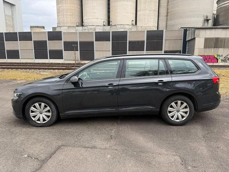 Gebraucht VW Passat Basis 150 PS (110 kW) 2020 Uranograu Kombi