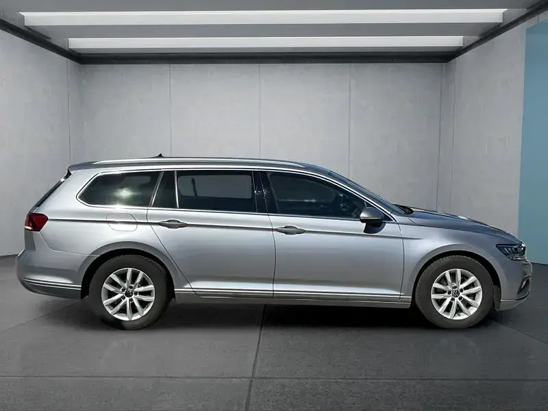 Gebraucht VW Passat 150 PS (110 kW) 2023 Silber Kombi