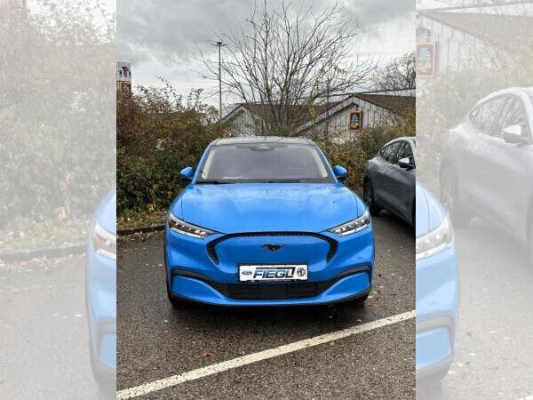 Blau (grabber blue metallic) Gebraucht 2023 Ford Mustang Mach-E SUV | 56.500 € - Bild 1/3