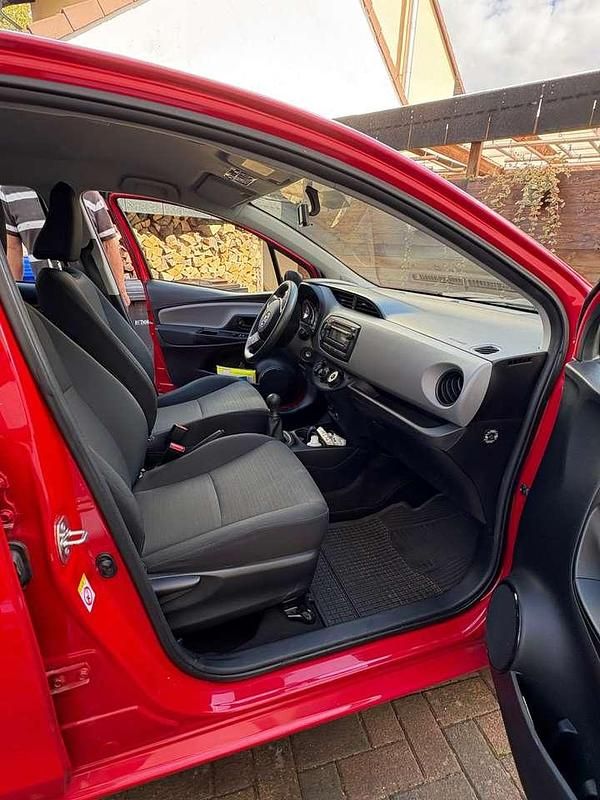 Rot Gebraucht 2015 Toyota Yaris Kleinwagen | 7.500 € - Bild 1/4