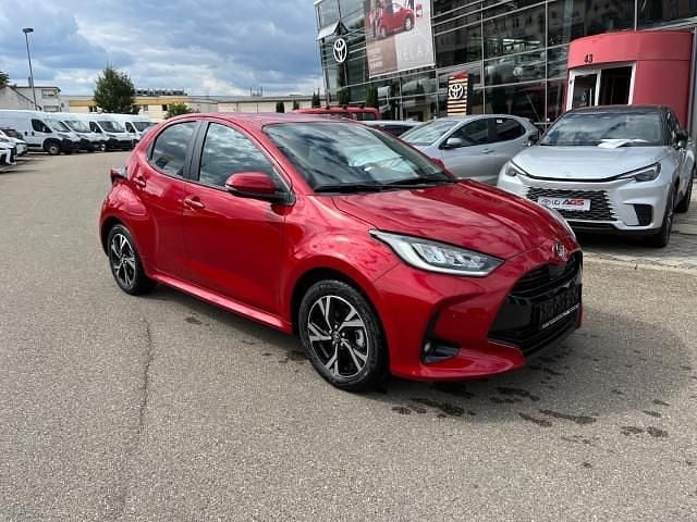 Neu Toyota Yaris Hybrid Comfort 116 PS (85 kW) 2025 Karminarot Kleinwagen
