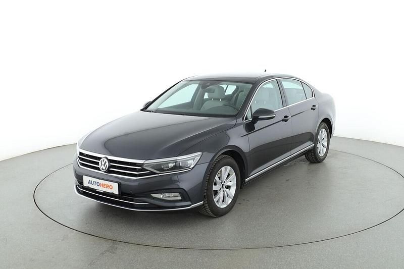 Grau Gebraucht 2020 VW Passat Elegance Limousine | 23.370 € (Etwas zu teuer) - Bild 1/3