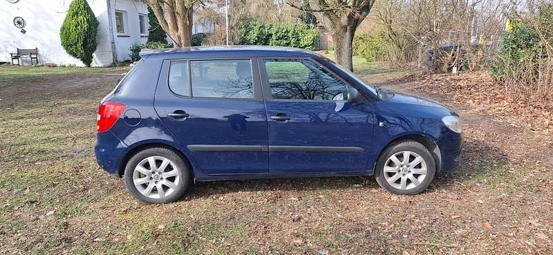 Gebraucht Skoda Fabia 60 PS (44 kW) 2012 Blau Limousine
