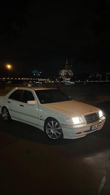 Weiß Gebraucht 1999 Mercedes C180 Limousine | 2.800 € (Fairer Preis) - Bild 1/4