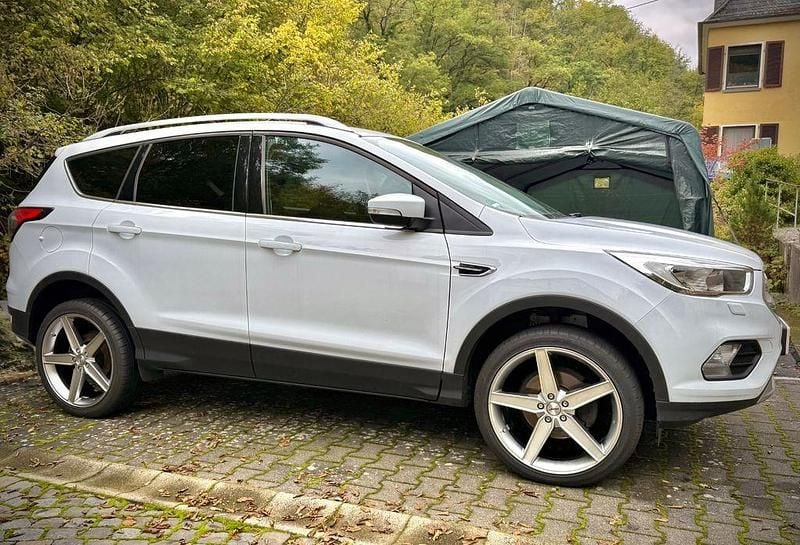 Gebraucht Ford Kuga 120 PS (88 kW) 2017 Weiß SUV