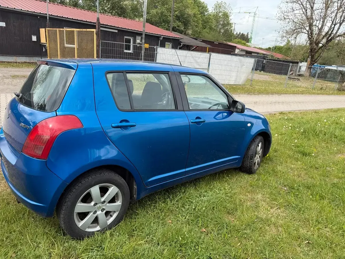 Używany Suzuki Swift 92 KM (67 kW) 2005 Niebieski Hatchback